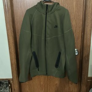 Nike tech fleece size xl